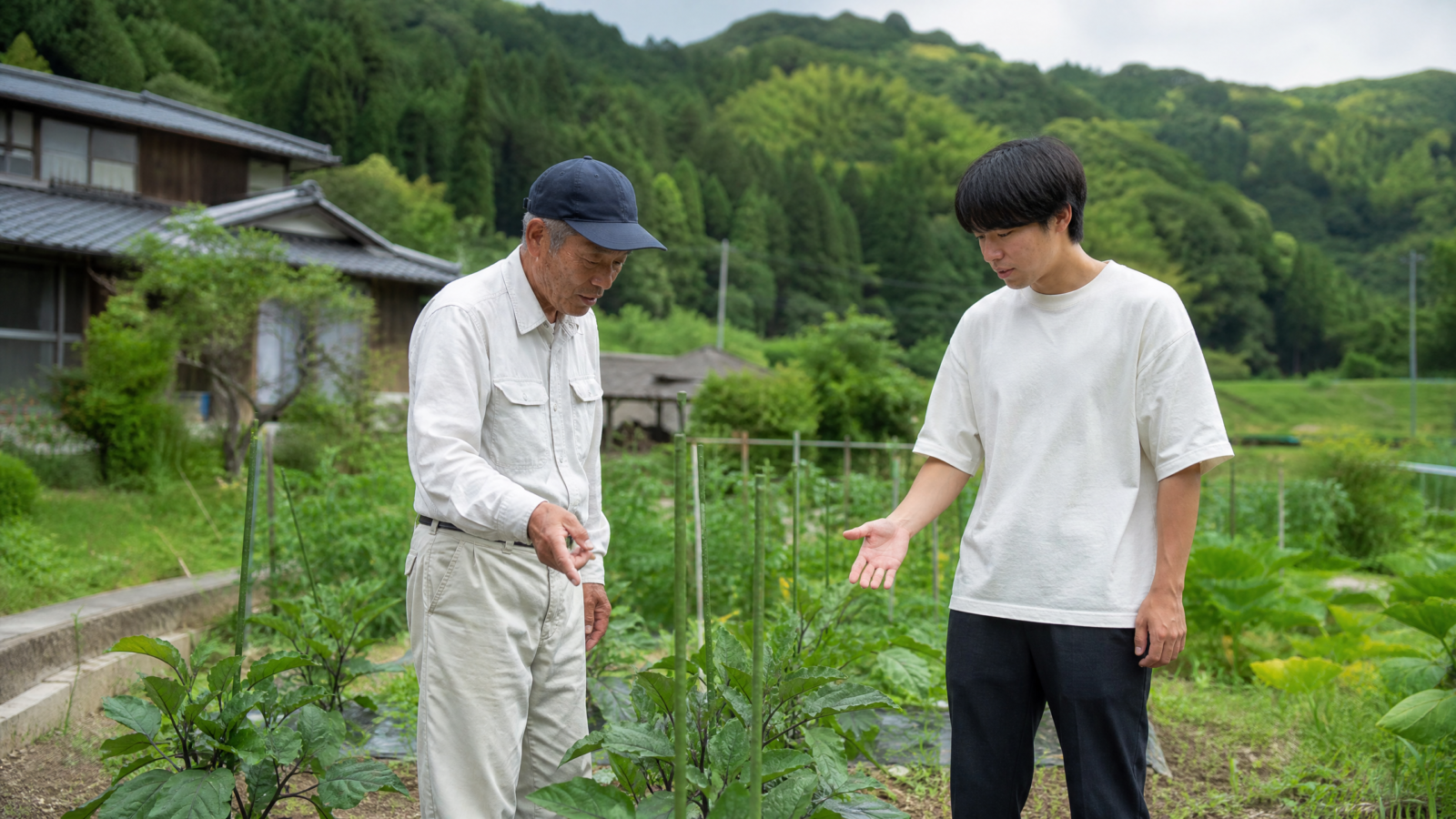関係人口の形として地域の畑で役割を相談する住民と来訪者