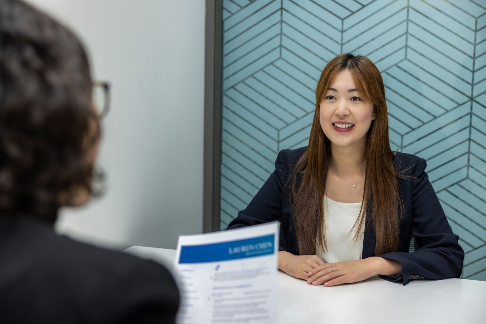 採用と自社PRを行う女性